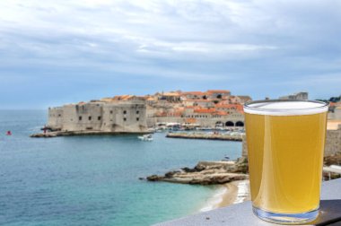 Dubrovnik arka planında bir bardak light buğday birası. Tatil kavramı. 