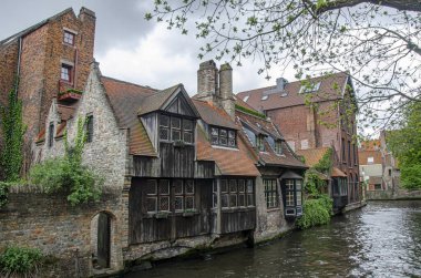 Belçika 'nın Bruges kentindeki ortaçağ evlerinin manzarası. Bonifacius Köprüsü 'nden Rozenhoedkaai Kanalı.