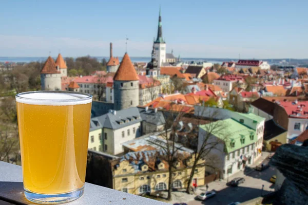 Vista Vidro Cerveja Leve Com Fundo Cidade Velha Tallinn Estônia — Fotografia de Stock