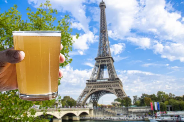 Man Holding Glass Light Beer Eiffel Tower Background Paris France — Stock Photo, Image