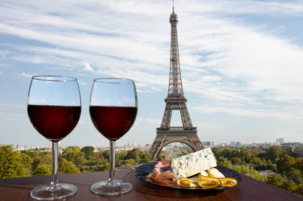 Two Glasses Red Wine Charcuterie Assortment View Paris Eiffel Tower — Stock Photo, Image