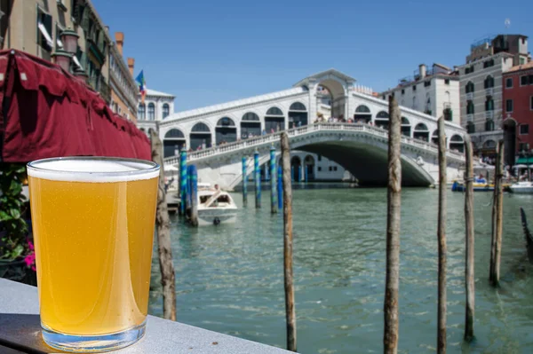 Vaso Cerveza Ligera Con Vista Famoso Canal Grande Puente Rialto — Foto de Stock