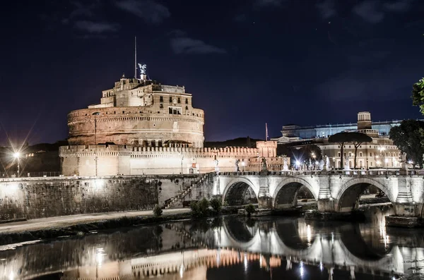 イタリアのローマにある聖天使城の眺め 夜には古代の橋で照らされたアンジェロ城のパノラマビュー — ストック写真