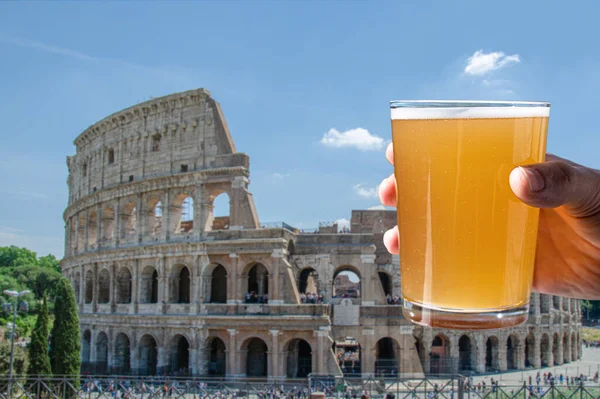 イタリア ローマのコロッセオ コロッセオ を背景にライトビールを持っている男 — ストック写真