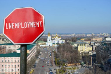 Kyiv görünümü arka planında işsizlik işareti. Koronavirüs yüzünden dünya ekonomisinde mali kriz. Küresel ekonomik kriz, durgunluk