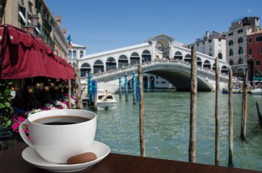 Venedik, İtalya 'da ünlü Canal Grande ve Rialto Köprüsü manzaralı bir fincan sırt kahvesi ya da kurabiye.