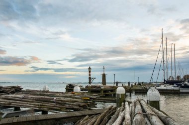 Hollanda 'nın Volendam kentindeki geleneksel balıkçı köyündeki ahşap kütük ve rıhtımların manzarası