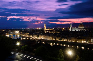 İtalya 'nın Michelangelo Meydanı' ndan gün batımında Floransa 'nın gece manzarası. Güzel mor ve pembe gökyüzü Floransa 'nın üzerinde gece bulutları.