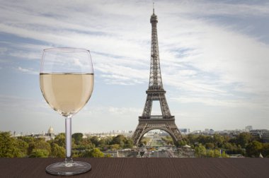 Paris, Fransa 'da Eyfel Kulesi manzaralı beyaz şarap