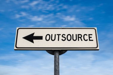 Dışarıdan yol işareti, mavi gökyüzü arka planında ok. Kopya alanı olan tek yönlü boş yol işareti. Bir direğin üzerindeki ok tek yönü gösteriyor..