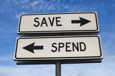 Harcamaktan tasarruf ederiz. Metal direğe ok saplanmış beyaz iki sokak tabelası. Yönlü yol. Kavşak Yolu İşareti, İki Ok. Mavi gökyüzü arka planı. Metinli çift yönlü yol işareti.