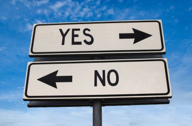 Evet ya da hayır. Metal direğe ok saplanmış beyaz iki sokak tabelası. Yönlü yol. Kavşak Yolu İşareti, İki Ok. Mavi gökyüzü arka planı. Metinli çift yönlü yol işareti.