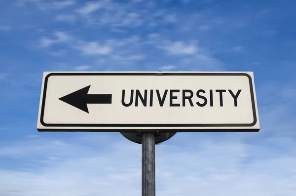 Straßenschild Der Universität Pfeil Auf Blauem Himmelhintergrund Einbahnstraßenschild Mit Kopierplatz — Stockfoto