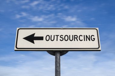 Dışarıdan çalışan işgücü. Açık denizdeki oklu beyaz tabela. Yön tabelası. Oklar bir direği işaret ediyor. IT offshore kavramı.