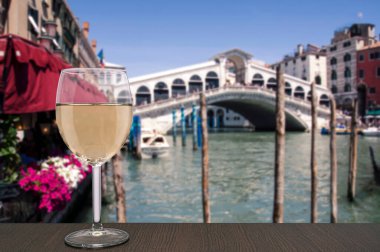 Venedik, İtalya 'daki ünlü Canal Grande ve Rialto Köprüsü manzaralı beyaz şarap.