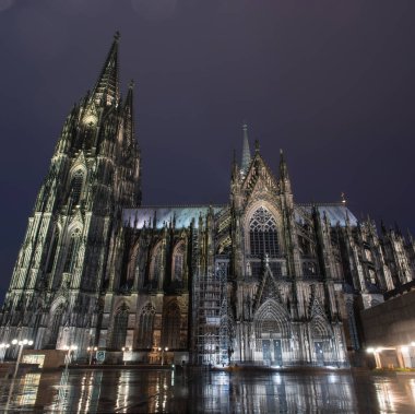 Köln, Almanya - 10 Mart 2019: Köln katedralinin ilginç panoramik manzarası ve gece yağmurundan sonra meydana yansıması.