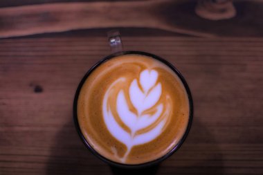 Beton masa arkasında sıcak kahve kapuçino latte sanat üst görünümü