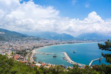 Deniz tatil köyünde harika bir hava manzarası, berrak bir bulanıklık, sahil, dağlar ve otellerle dolu bir kıyı şeridi..