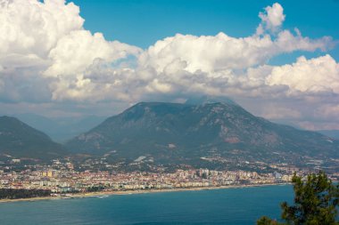 Deniz manzarası ve dağlar heyecan verici, deniz kıyıları bir deniz ülkesini yıkıyor..