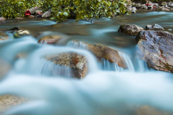 Kleine Wasserfälle über Felsen des Gebirgsflusses. — Stockfoto