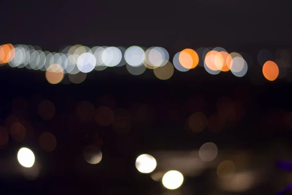 Gece hayatı konsepti. Renkli bokeh daireleri olan güzel bir gece şehri.