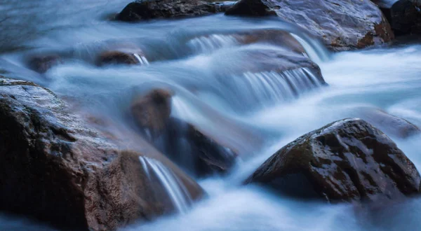 Φύση σκηνή τραχιά, γρήγορη ροή ποταμού που χτυπά τις πέτρες, κάνοντας μίνι καταρράκτες. — Φωτογραφία Αρχείου