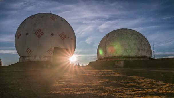 Lever de soleil spectaculaire sur une ancienne station radar au design unique en forme de sphères blanches à motif rouge. Vidéo Time lapse avec nuages frais et coucher de soleil parfait. Temps écoulé avec l'ancienne station militaire. Vue sur station radar abandonnée Pamir .