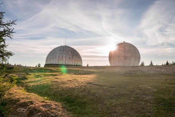 Ukrayna Karpatları 'nda radar antenli eski askeri takip sistemi..