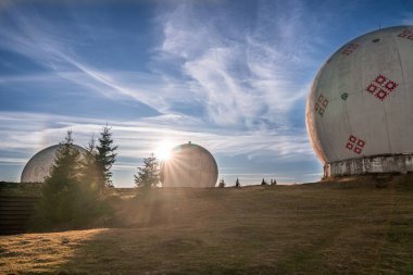 Ukrayna 'nın Karpat dağlarındaki terk edilmiş radar istasyonu Pamir' e bak.