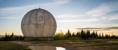 Yağmurdan sonra dağlarda kamp yapmak gibi görkemli bir manzara..