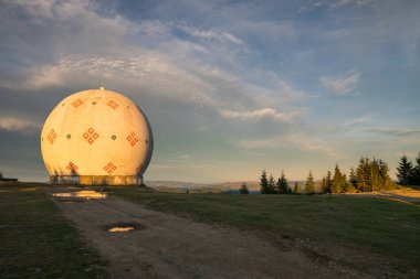 Dağlardaki kamp yeri gibi görkemli bir manzara..