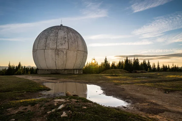 Ukrayna Karpatları 'nda radar antenli eski askeri takip sistemi..