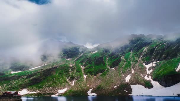 Захватывающее Видео Величественных Облаков Горах Снегом Ним Видим Озеро Ходят — стоковое видео