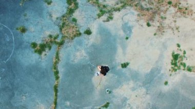 Yaz günbatımında hasat edilen buğday tarlasında uzaktan kumandalı bir dron uçuran erkeğin en iyi görüntüsü.