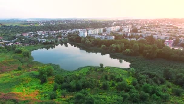 Çerçevede Bir Göl Arka Planda Küçük Bir Şehir Arabalarla Dolu — Stok video