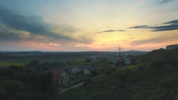 豊富な丘の太陽の下で溺死した 住宅の周囲は密生した木々の中に隠され 夕日が差し込む — ストック動画