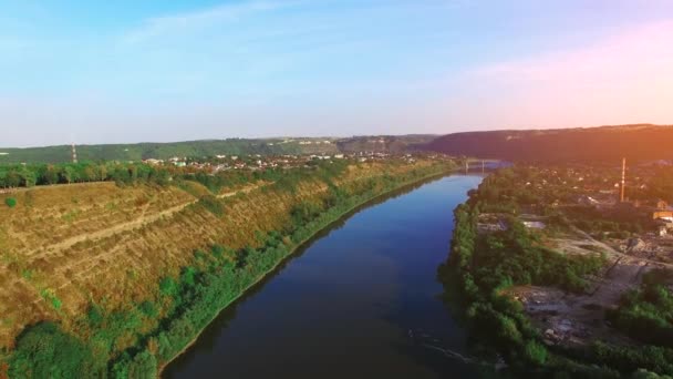 Ovanifrån Pittoresk Dal Omgiven Grönska Som Begravd Bergsflod — Stockvideo