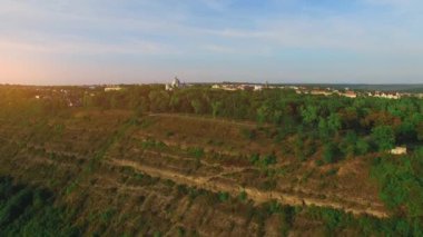 Havadan video çekimi, kanyonun üzerinde bir sürü yaya geçidi olan bahar parkı..