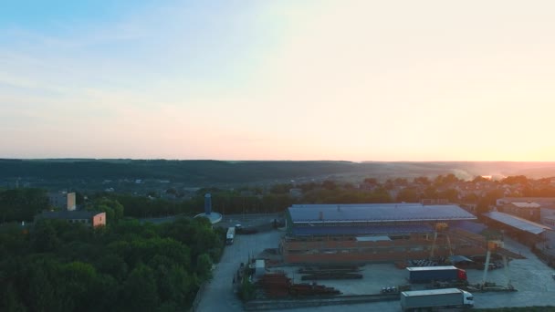 Luchtfoto Fabrieksvloer Fabrieksgebouw Verdrinken Zon Bomen — Stockvideo