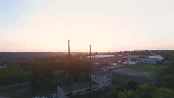 Panorama Opuštěných Budov Obklopených Zelení Slunečním Světlem Pozadí Krásného Západu — Stock video