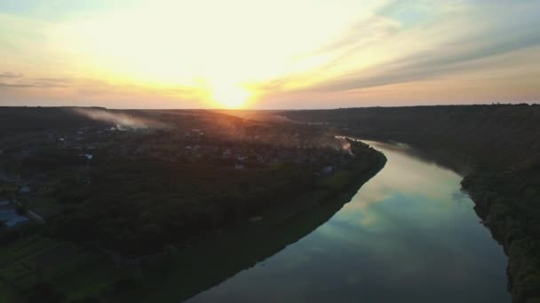 一个无人驾驶飞机捕捉美丽风景的全景视频 一条绵延数十公里的慢河向太阳的最后一道光芒延伸 村庄烟雾弥漫 夕阳西下 — 图库视频影像