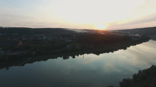Удивительное Панорамное Видео Беспилотника Захватывающего Красивые Пейзажи Медленная Река Растянувшаяся — стоковое видео