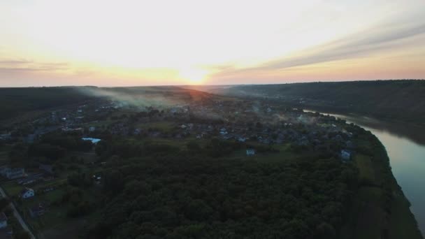 Letecký Pohled Řeku Údolí Během Kouře Zakryl Oblohu Lesními Požáry — Stock video