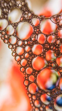 Renkli bir sabun köpüğünün inanılmaz yakın plan görüntüsü.