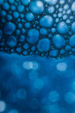 Siyah ve mavi arka planda su damlaları, inanılmaz bir doku ve çiziklerle. İnanılmaz uzay dokuları