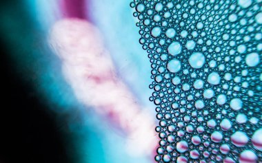 Kabarcıklı ve serin dokuları olan soyut su. Baloncuğun yüzeyi inanılmaz bir renk ve boşlukla