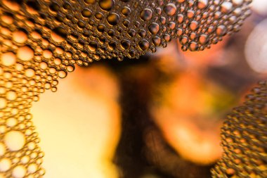 Turuncu su damlacıkları sarı arkaplan ve inanılmaz dokuya sahiptir.