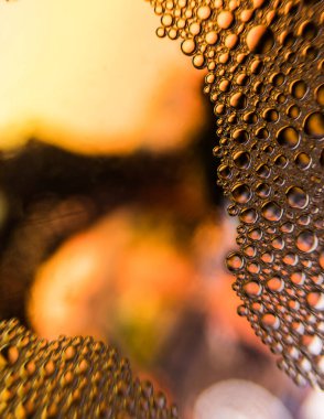 Turuncu su damlacıkları sarı arkaplan ve inanılmaz dokuya sahiptir.