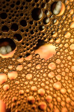 Turuncu su damlacıkları sarı arkaplan ve inanılmaz dokuya sahiptir.