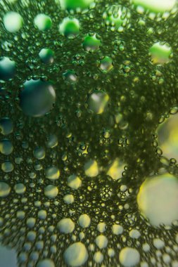 yukarıdan yeşil su damlaları